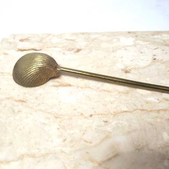 Brass shell shape candle snuffer - Picture 2 of 7